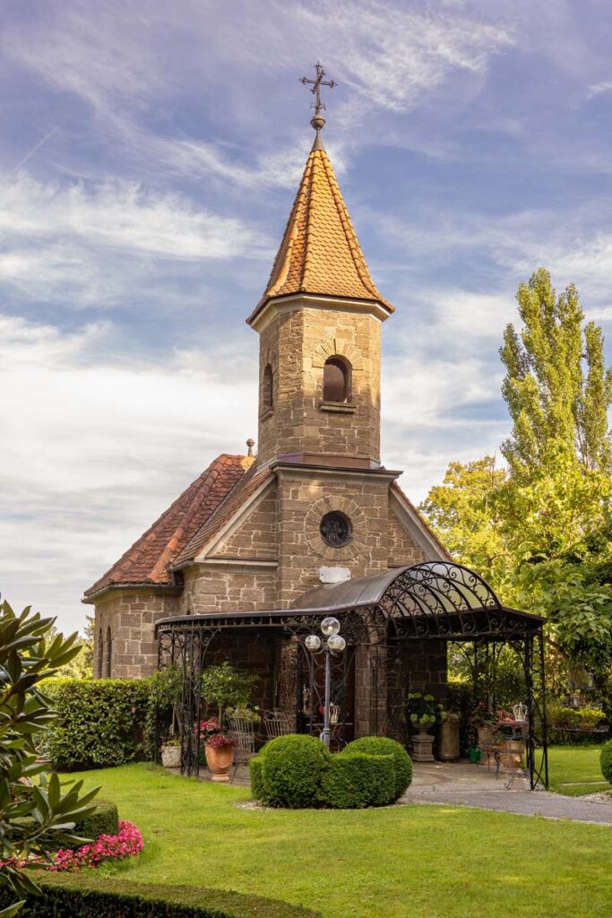 Gesamtaußenansicht Kapelle Schloss Hantberg