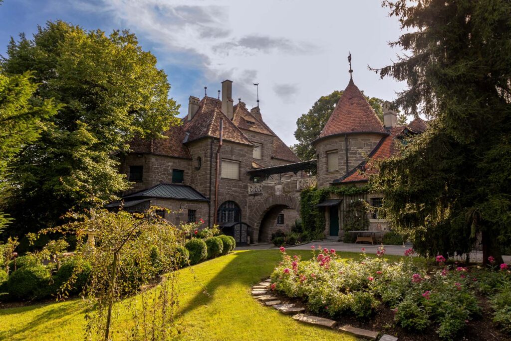 Ansicht Schloss Hantberg beim Betreten des Geländes