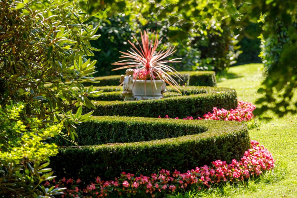 Schlossgarten mit gepflegten Hecken und Blumen