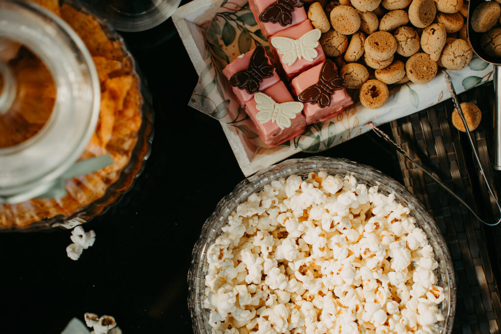 Angerichtete Snacks und Süßigkeiten